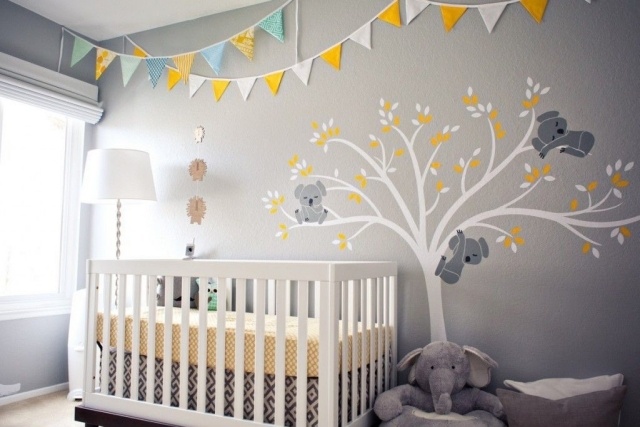 babyzimmer Zimmer streichen Ideen -hellgraue-wandfarbe-deko-koalas-gelbe-akzente
