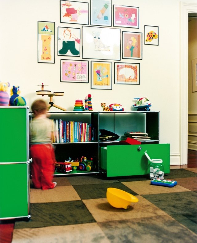 kinderzimmer-farbig-gestalten-grün-sideboard-für-spielsachen-wand-deko