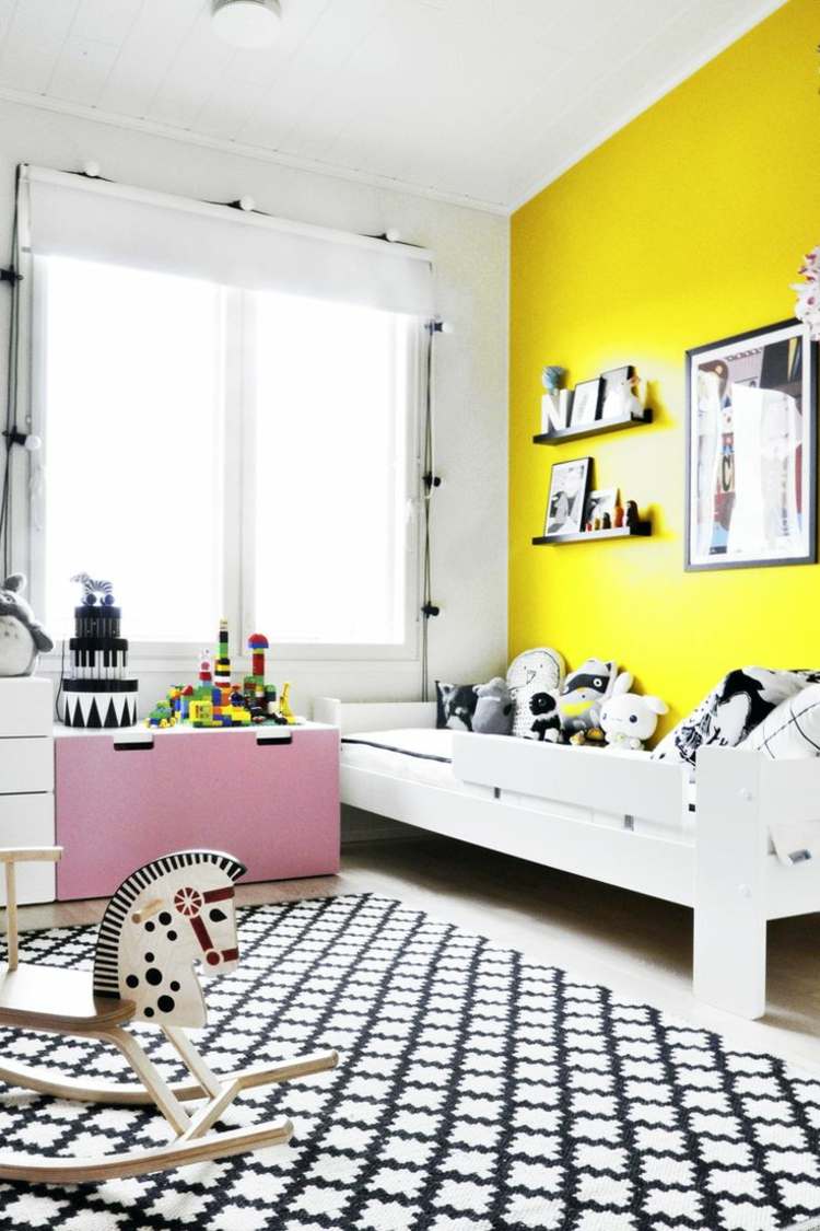kinderzimmer wandgestaltung mit farbe gelb-akzentwand-weiss-moebel-rosa-akzent-sideboard