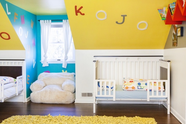 kinderzimmer-wandgestaltung-mit-farbe-gelb-blau-babybett-dachschräge