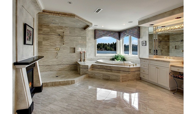 klassische Bad Gestaltung Marmor Wand Badewanne Boden beige Maserung Fenster