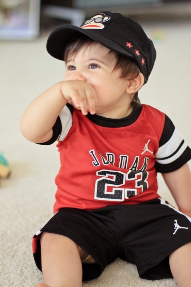 kleidung-baby-junge-basketball-fan-schwarz-rot-kappe