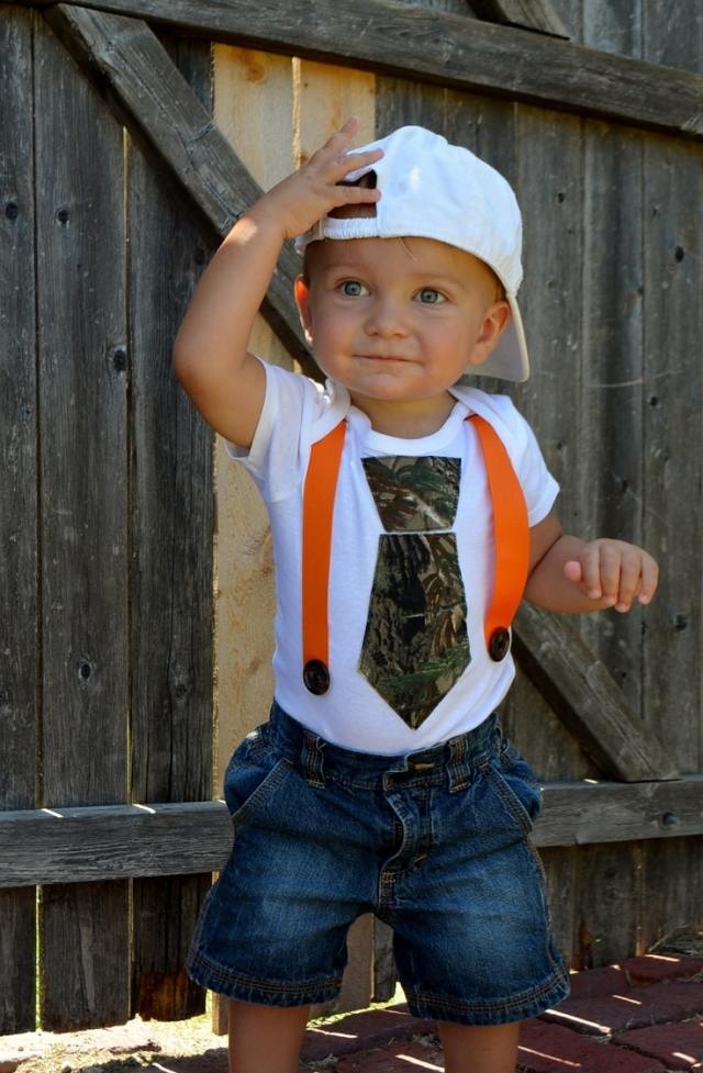 kleidung-baby-junge-body-personalisieren-tarn-krawatte-orange-hosentraeger