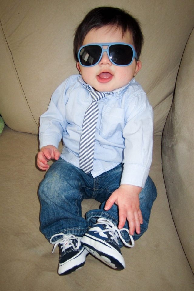 kleidung-baby-junge-coole-sonnenbrillen-jeans-hemd-krawatte