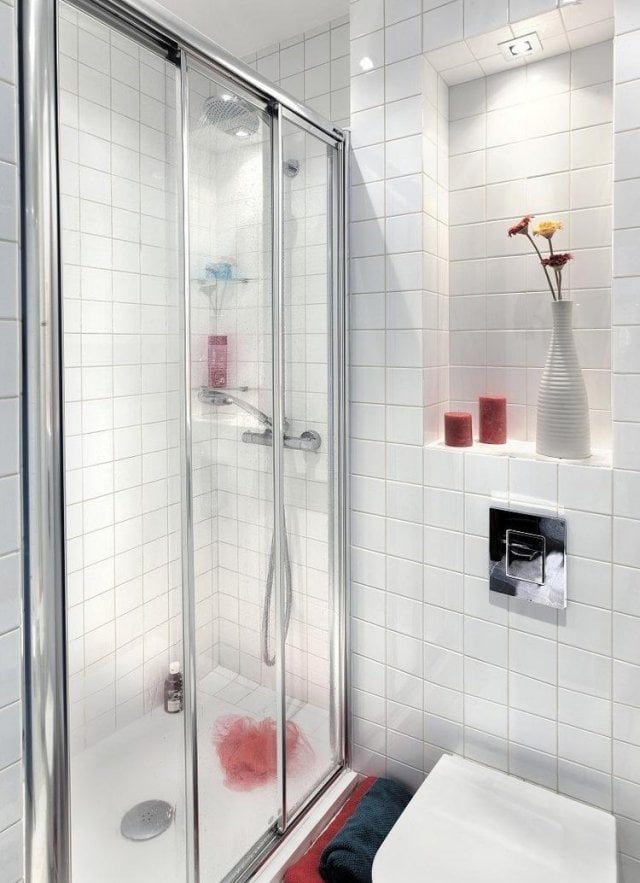 kleine-badezimmer-ideen-dusche-glas-schiebetueren-walk-in-weisse-fliesen