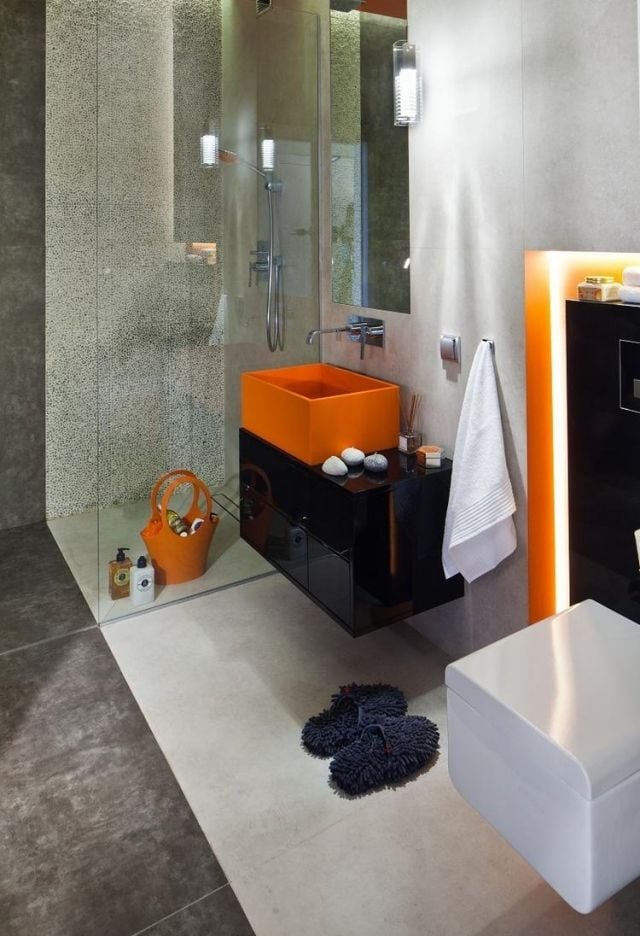 kleine badezimmer ideen dusche-graue-fliesen-matt-orange-schwarze-akzente