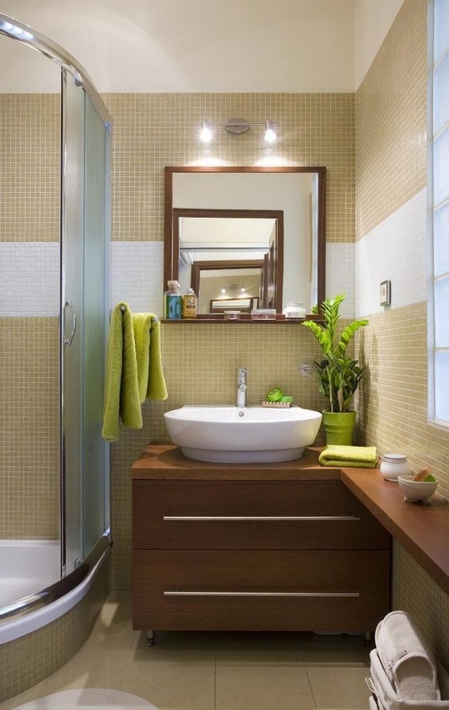 kleine-badezimmer-ideen-eckduschkabine-beige-mosaikfliesen-holzwaschtischschrank