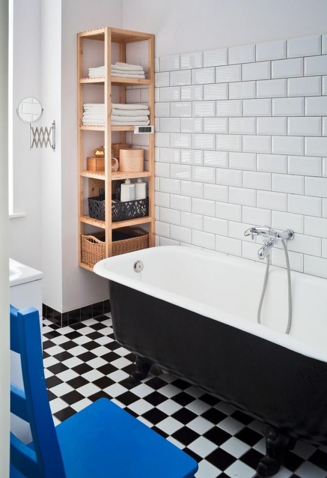 kleine-badezimmer-ideen-retro-design-holz-wandregal-badewanne