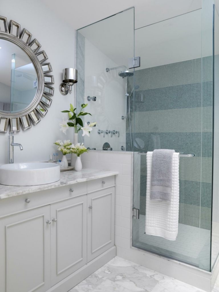 kleine badezimmer klassisch einrichtung dusche streifen mosaik blaugrau