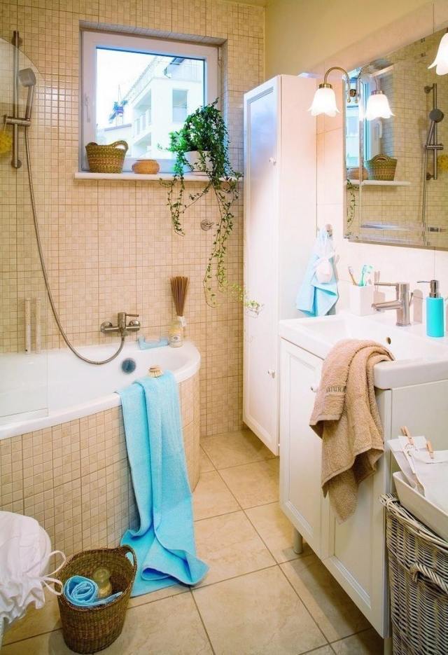 kleine-badezimmer-tipps-eckbadewanne-beige-mosaik-fliesen-schraenke