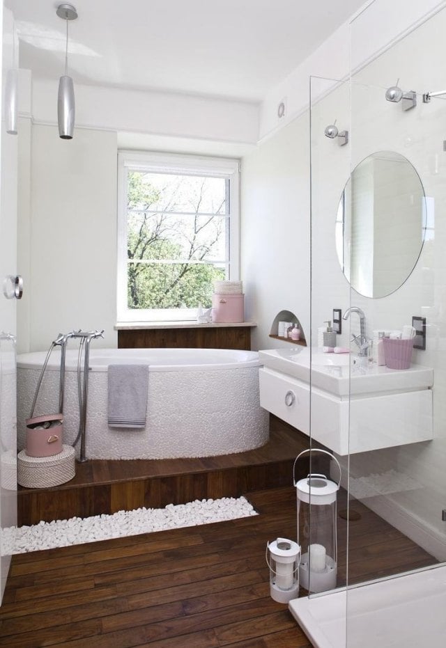 kleines-bad-einrichten-ideen-weiss-rosa-akzente-holzboden-glasduche-badewanne