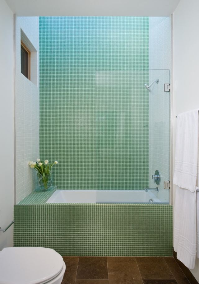kleines-bad-einrichten-wanne-dusche-glaswand-gruene-mosaik