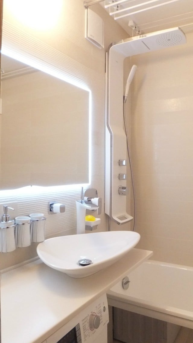 kleines-bad-einrichtung-weiss-spiegel-indirekte-beleuchtung-moderne-dusche