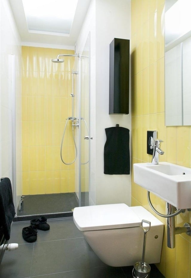 kleines-badezimmer-gestalten-glasdusche-farben-ideen-gelbe-fliesen-schwarze-akzente
