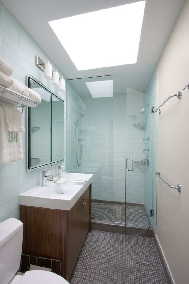 Badezimmer Bodenfliesen Dachfenster Waschtisch Schrank Spiegel