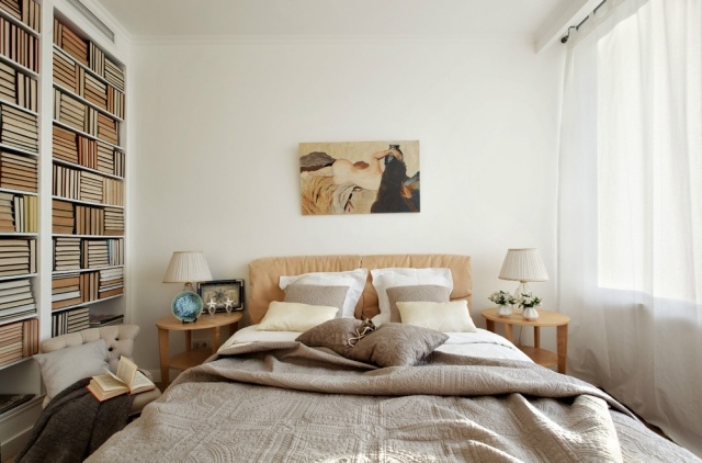 kleines-schlafzimmer-beige-moebel-weisse-wandfarbe