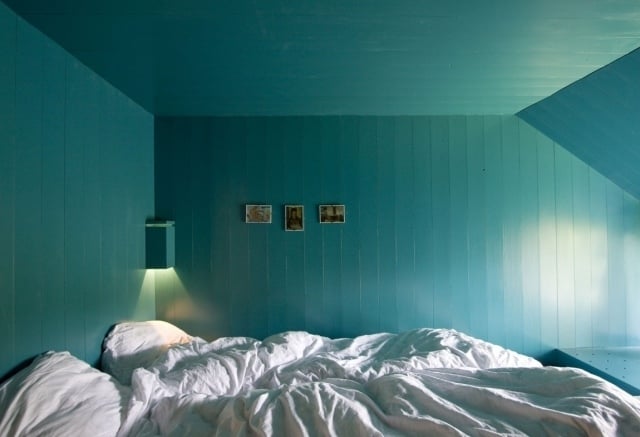 kleines-schlafzimmer-blau-gestrichene-holzplanken-wandleuchte