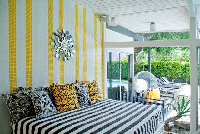 kleines-schlafzimmer-fensterfront-mosaik-gelb-schwarz-weisse-streifen