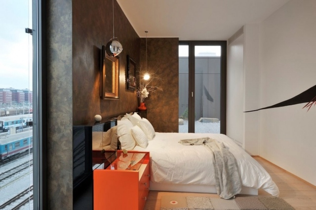 kleines-schlafzimmer-ideen-wandfarbe-anthrazit-orange-nachttisch-glasplatte
