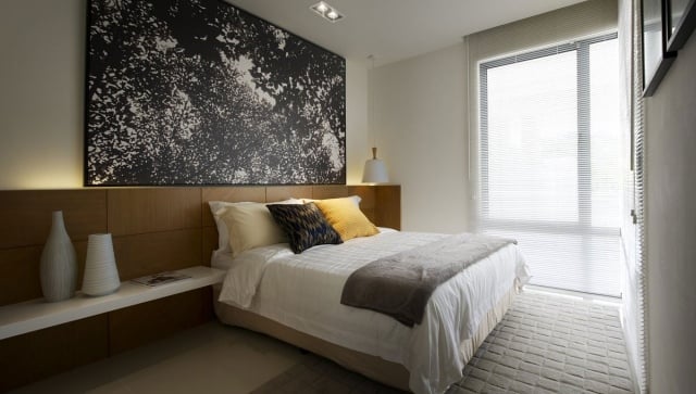 kleines-schlafzimmer-modern-betthaupt-holzplatten-indirekte-beleuchtung-schwarz-weisse-kunst-wand