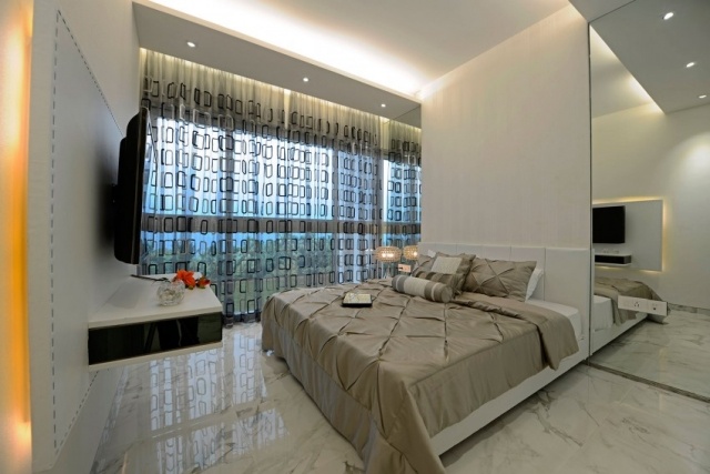kleines-schlafzimmer-modern-indirekte-beleuchtung-spiegelwand-marmor-bodenfliesen