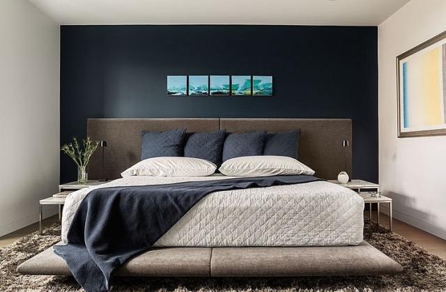 kleines-schlafzimmer modern polsterbett-braun-akzentwand-schwarz