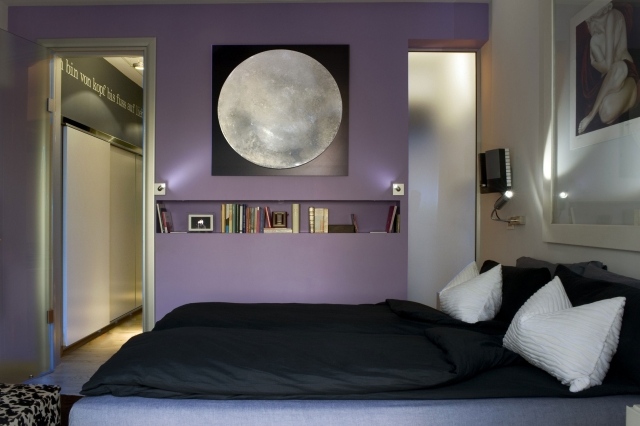 kleines-schlafzimmer-wandfarbe-lavendel-wanddeko-schwarz-weisse-kunstwerke