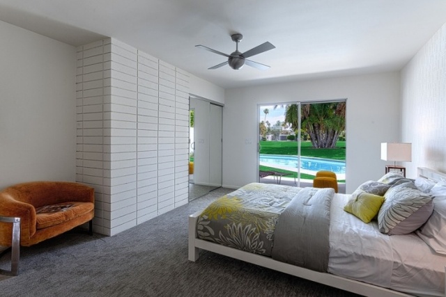 kleines-schlafzimmer-weisse-wande-grauer-teppichboden-eingebauter-kleiderschrank