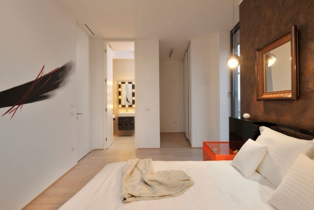 kleines-schlafzimmer-weisse-wandfarbe-abstrakte-deko