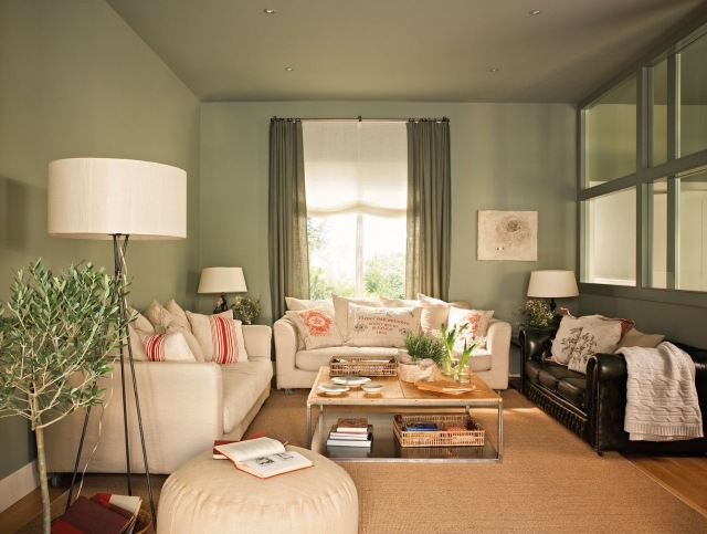 kleines-wohnzimmer-wandfarbe-salbeigruen-ecru-sofas-naturfaserteppich