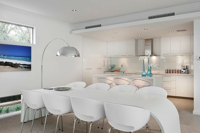 komplett weiße Stühle Esstisch Stehlampe Metall moderne minimalistische Küche