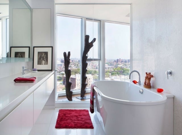 Badezimmer freistehende Badewanne Teppich minimalistische Badmöbel
