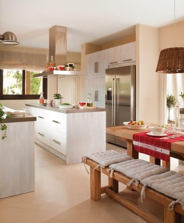 küche farben ideen weisse-kuechenzeile-wandfarbe-magnolia-aprikose-landhaus-flair