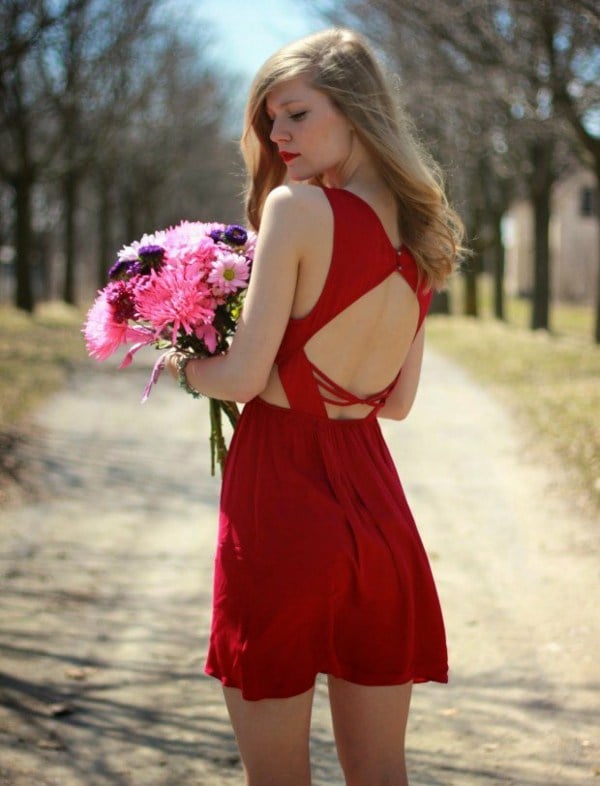 kurzes-rotes-Kleid-rückenfrei-Blumenstrauß