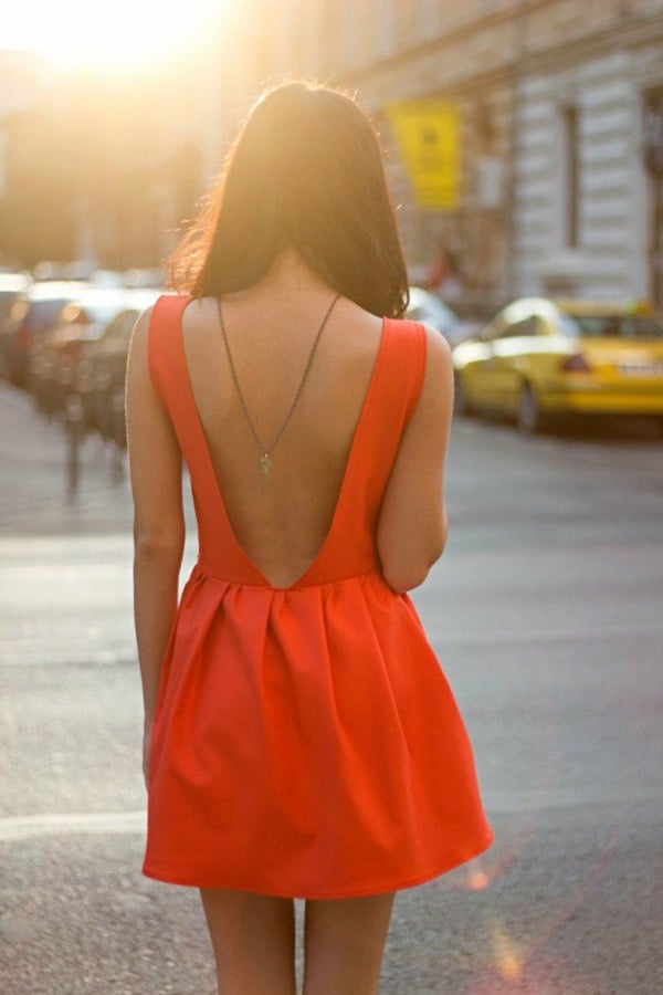 kurzes-rückenfreies-Kleid-in-Rot