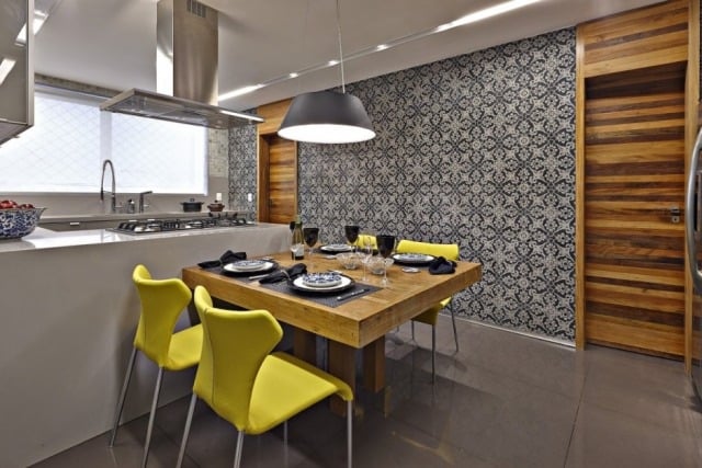 küche-mit-essplatz-stühle-modern-gelbe-bezüge-mustertapeten-grau