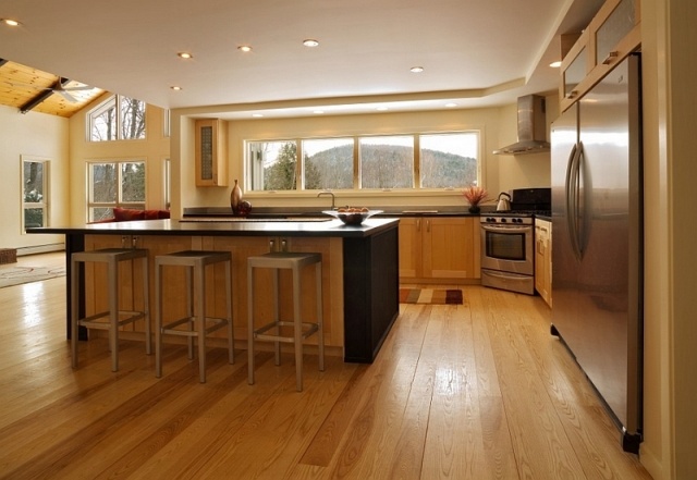 küche-niedrige-zimmerdecke-Hohe-Regale-vertikale-Schauflächen