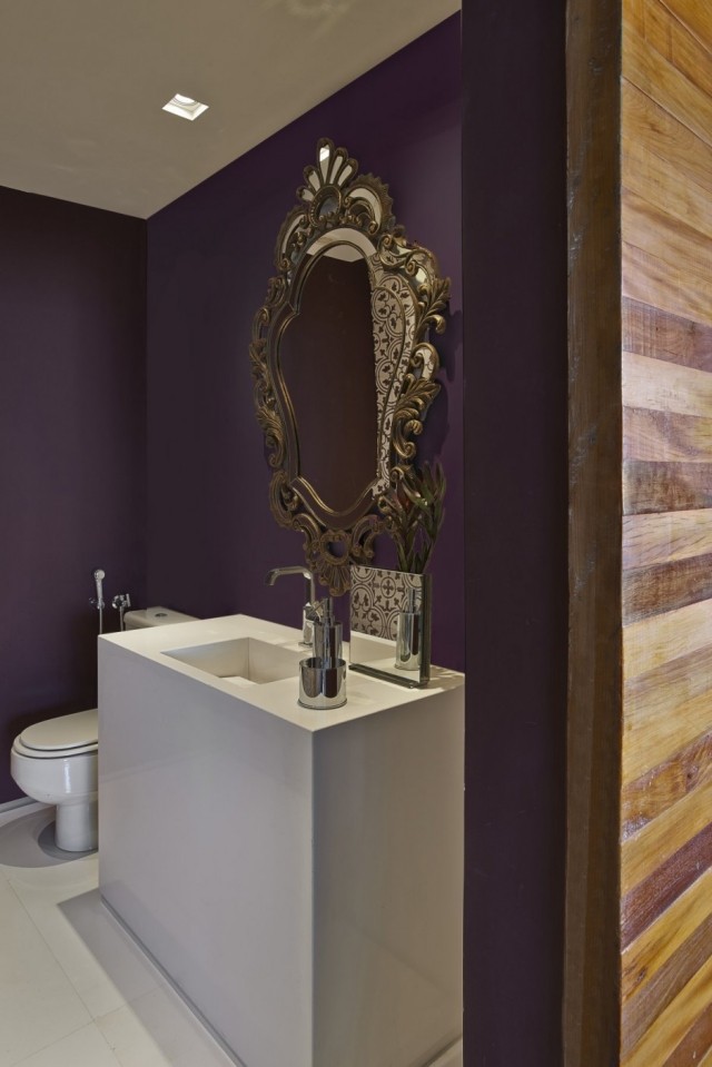 lila-wand-bad-ohne-fenster-waschbecken-unterschrank-dekorativ-spiegel