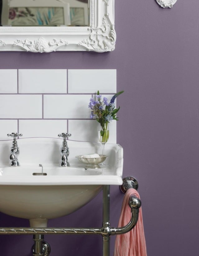 lila-wandfarbe-badezimmer-vintage-waschbecken-handtuchhalter
