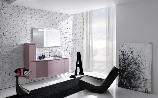 lilafarbenes-badezimmer-möbel-set-wand-textur-ziegelwand-weiß-gestrichen