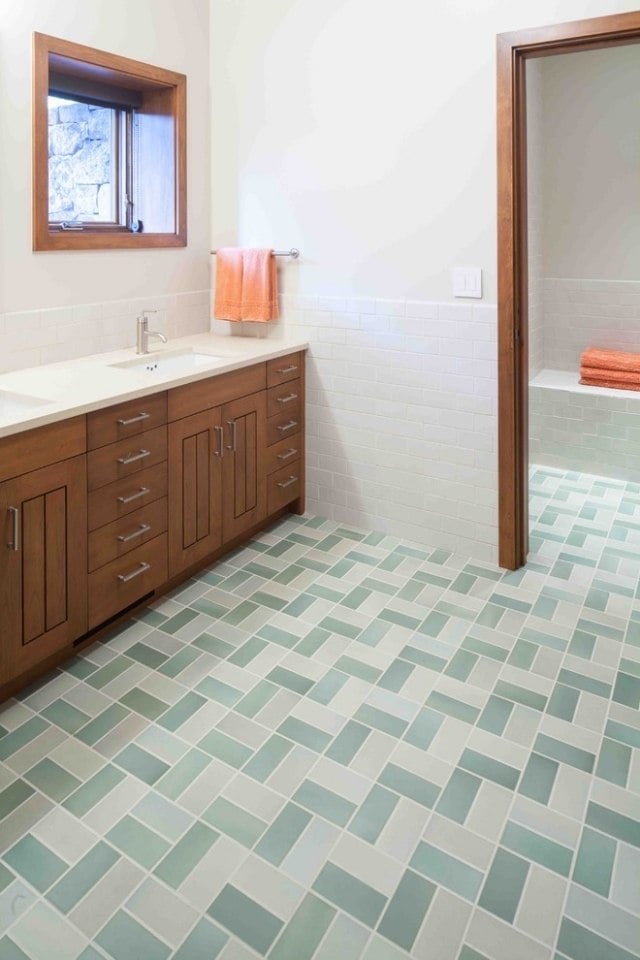 lineare-geometrische-Badezimmer-Fliesen-Muster-Verlegen-Boden-Ideen