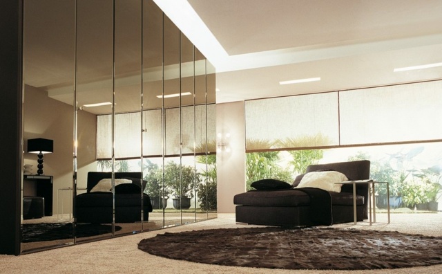luxuriöser-Kleiderschrank-Teppichboden-hohe-Zimmerdecke