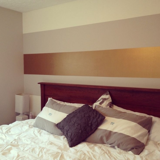 luxuriöses-schlafzimmer-wand-streifen-gold-farbe-schimmernd-wanddesign