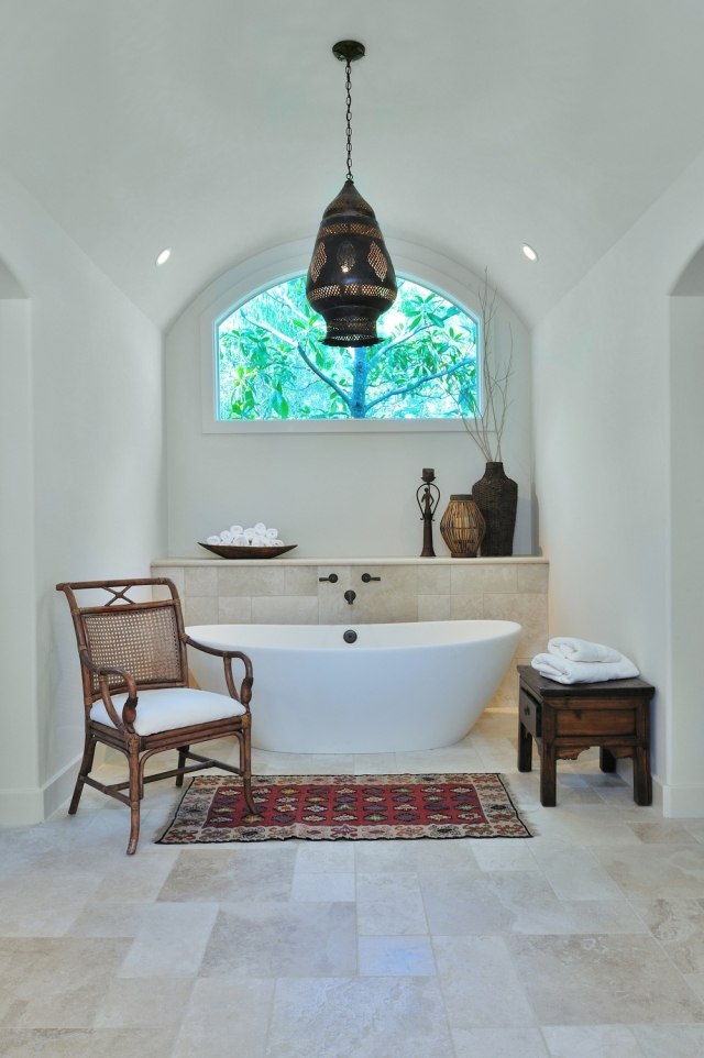 luxus-bad-einrichtung-fliesenboden-badewanne-freistehend-holzstuhl-zum-relaxen