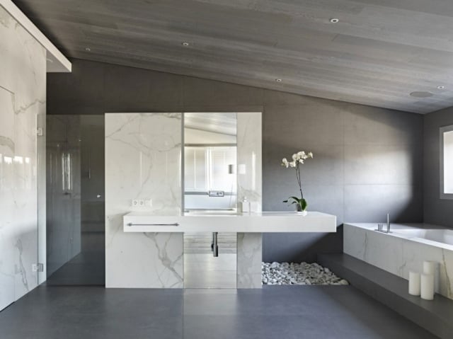 luxus-badezimmer-dachschräge-Badmöbel-Set-Marmor-Waschbeckentisch-Wanne