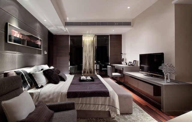 luxus-schlafzimmer-beige-braun-akzentwand-stoffplatten