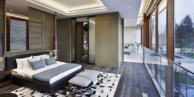 luxus-schlafzimmer-fansterfront-dunkler-holzboden-abgehaengte-decke