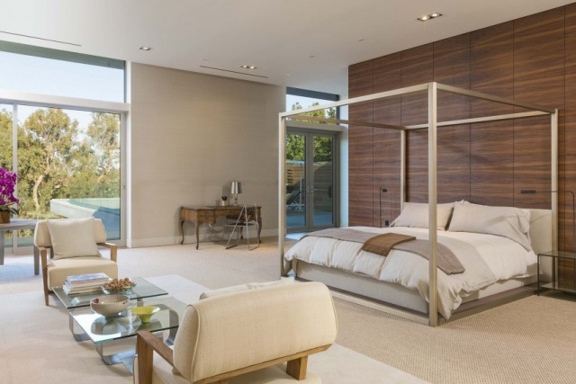 luxus-schlafzimmer-himmelbett-rahmen-holzwandplatten-ecru-teppichboden