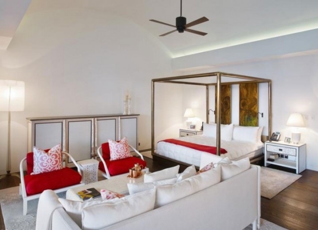 luxus-schlafzimmer-himmelbett-weiss-rote-akzente