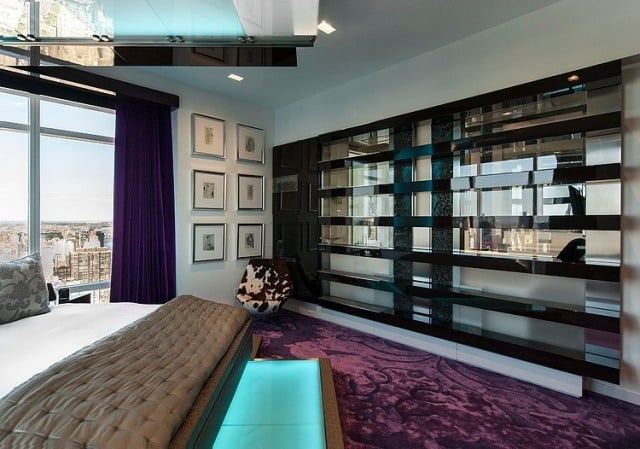 luxus-schlafzimmer-violett-samt-teppich-fensterfront